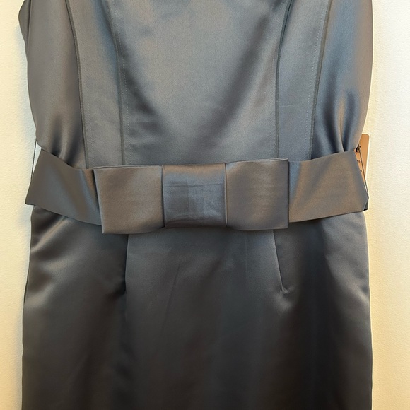 Nue by Shani. Silver V-neck Sleeveless Silver Dress. Bow Belt detail. Size 4 - Picture 7 of 8